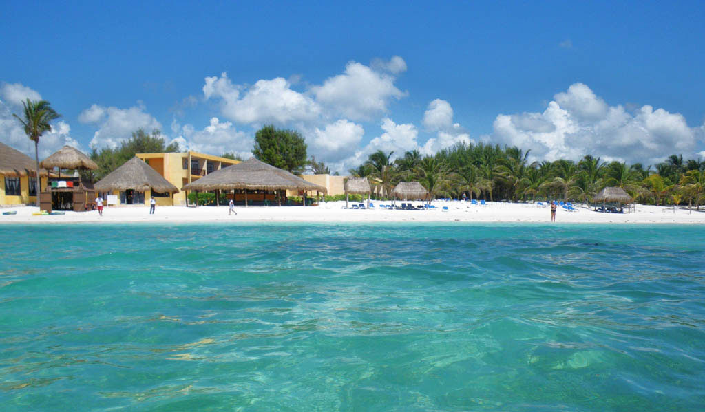 &copy; Akumal Beach Resort