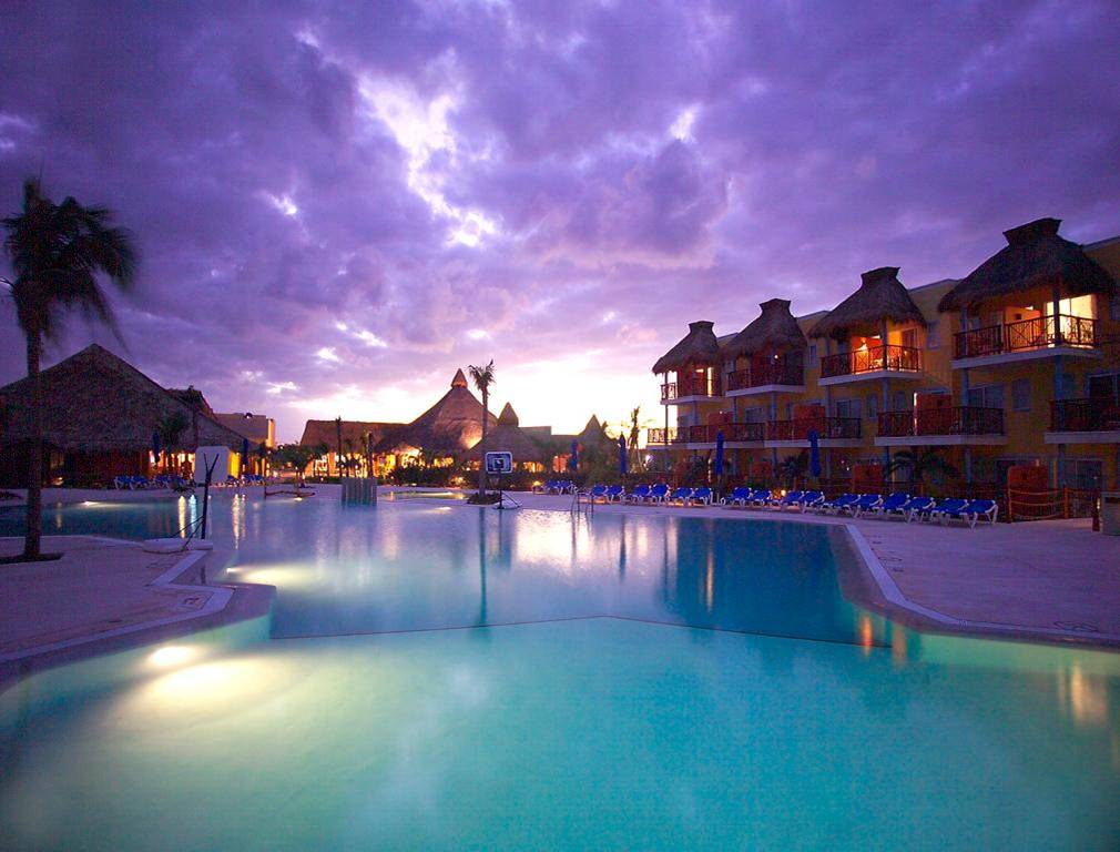 &copy; Akumal Beach Resort