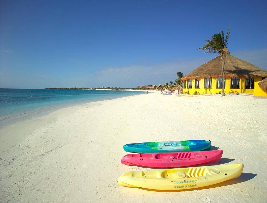 &copy; Akumal Beach Resort